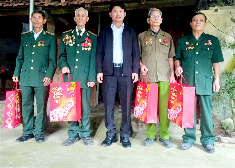 Phó Chủ tịch Liên hiệp Trí tuệ Viêt Nam Bùi Văn Dũng đi thăm, chúc Tết và tặng quà cán bộ, chiến sĩ Bộ đội Biên phòng 