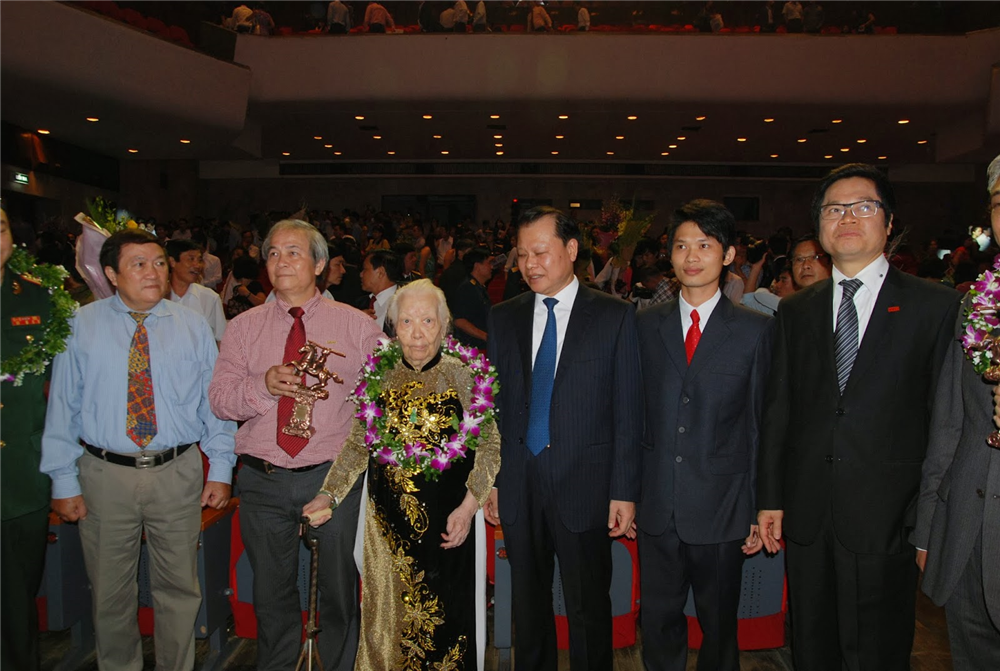 Phó Chủ tịch Liên hiệp Trí tuệ Việt Nam Bùi Văn Dũng dự lễ tôn vinh 100 doanh nhân Việt Nam tiêu biểu