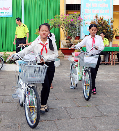 12 học sinh nghèo vượt khó được tặng quà và xe đạp