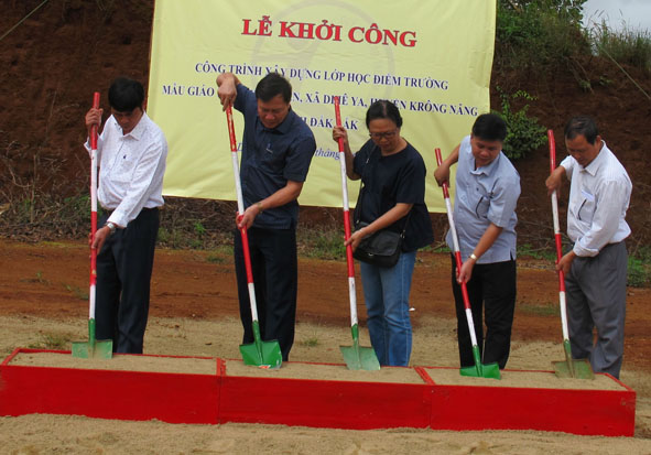 Lãnh đạo Sở Lao động - Thương binh và Xã hội, Quỹ BTTE tỉnh, nhà tài trợ và đại diện chính quyền địa phương tham gia khởi công xây dựng điểm trường thôn Ea Bi .