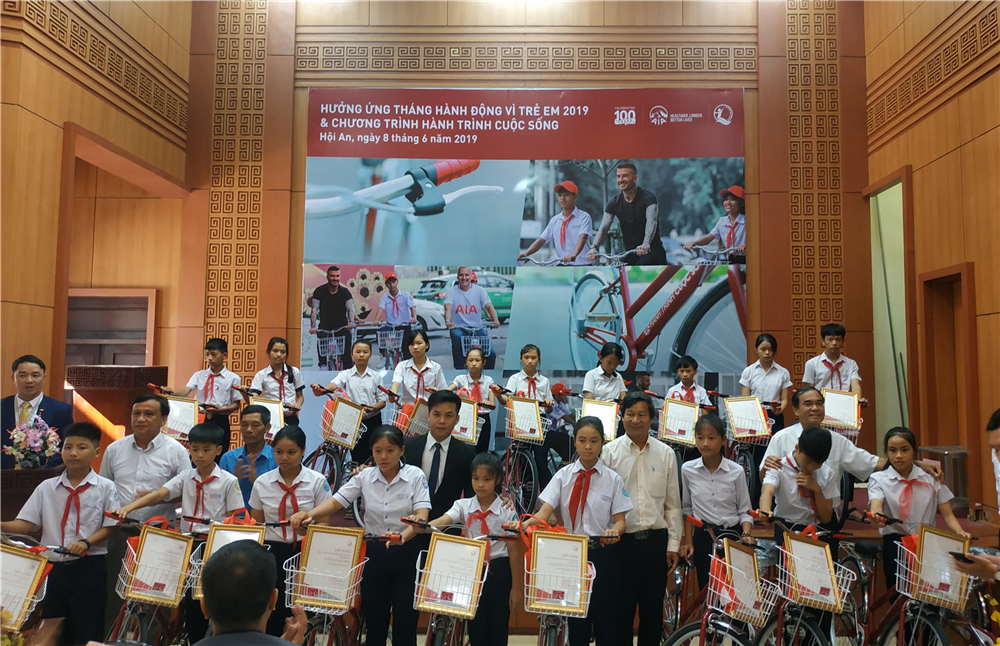 Trao 20 xe đạp cho học sinh nghèo tại Hội An