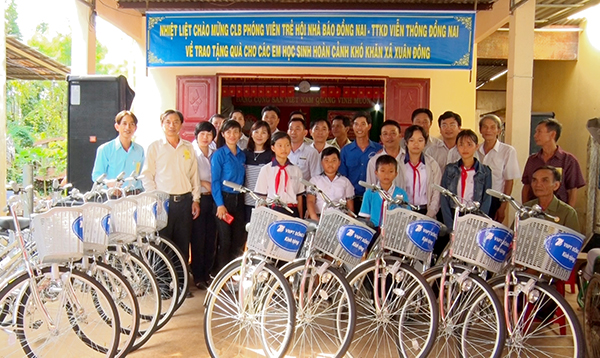 Tặng 20 xe đạp cho học sinh nghèo xã Xuân Đông