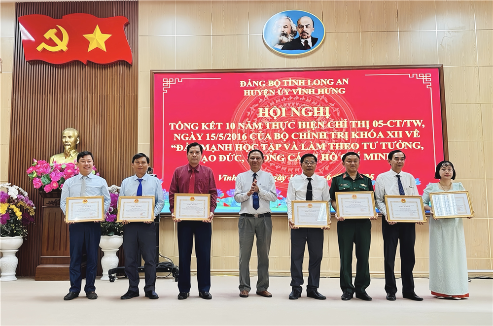 Tận tụy với sự nghiệp trồng người