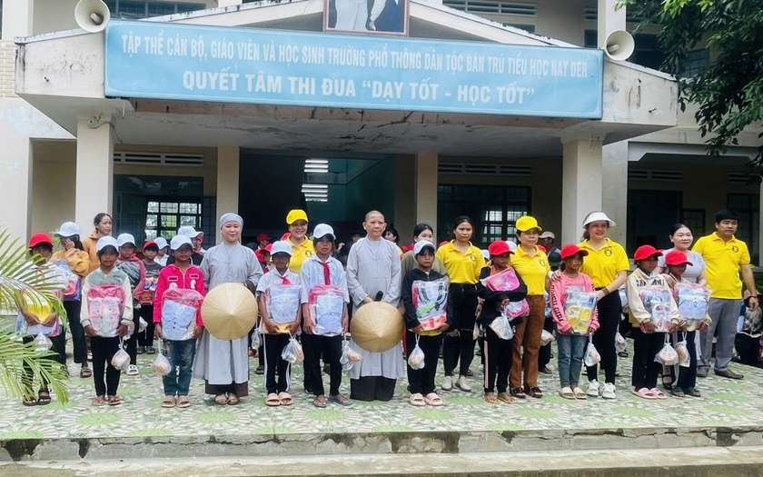 Tặng 286 suất quà cho học sinh nghèo xã Chư A Thai