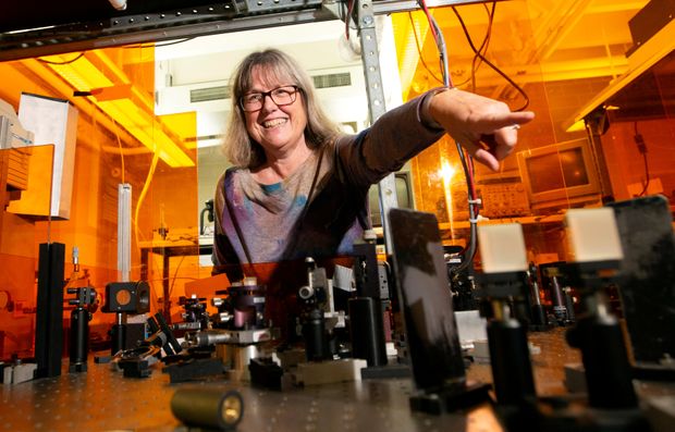  Donna Strickland chụp ảnh trong phòng thí nghiệm của mình sau khi đoạt giải Nobel Vật lý.